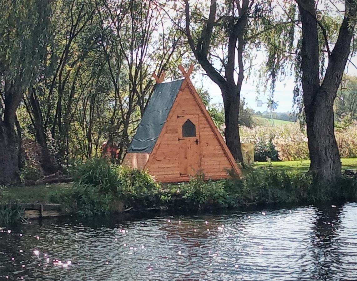 "George'S" Lakeside Wooden Tipi Hotel Clare Exterior photo